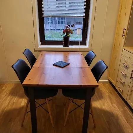 Apartment Stor Sentral Billig Med 1-8 Soveplasser Gratis Parkering Og Wifi 2 Soverom